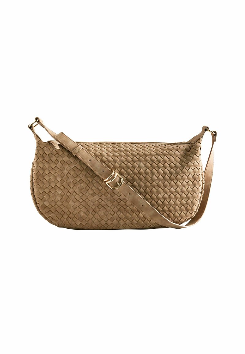 Gevlochten leren schoudertas in lichtbruin, met een gladde textuur, een verstelbare strap en accenten in goudkleurig metaal.