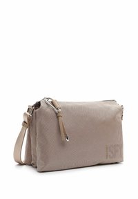 Borsa beige dalla texture lavorata con forma rettangolare, chiusura con zip, tracolla regolabile e dettagli in metallo argentato. Presenta un dettaglio logo discreto.