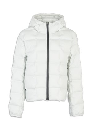 Chaqueta acolchada blanca con capucha, con diseño de cuadros, cierre frontal con cremallera y acento en cremallera de color gris oscuro. Textura suave, corte corto.
