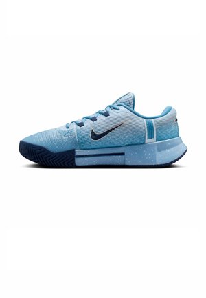 Hellblauer Sportschuh mit dunkelblauer Sohle, Nike Swoosh-Logo, strukturiertem Obermaterial und gesprenkeltem Mittelsohlendesign, seitlich gezeigt.