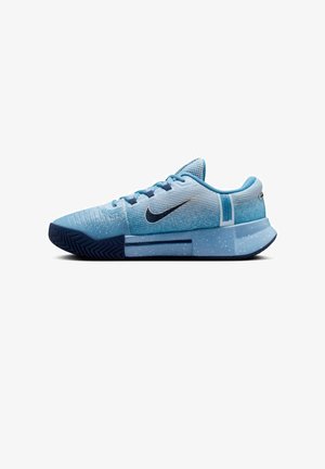 Hellblauer Sportschuh mit dunkelblauer Sohle, Nike Swoosh-Logo, strukturiertem Obermaterial und gesprenkeltem Mittelsohlendesign, seitlich gezeigt.