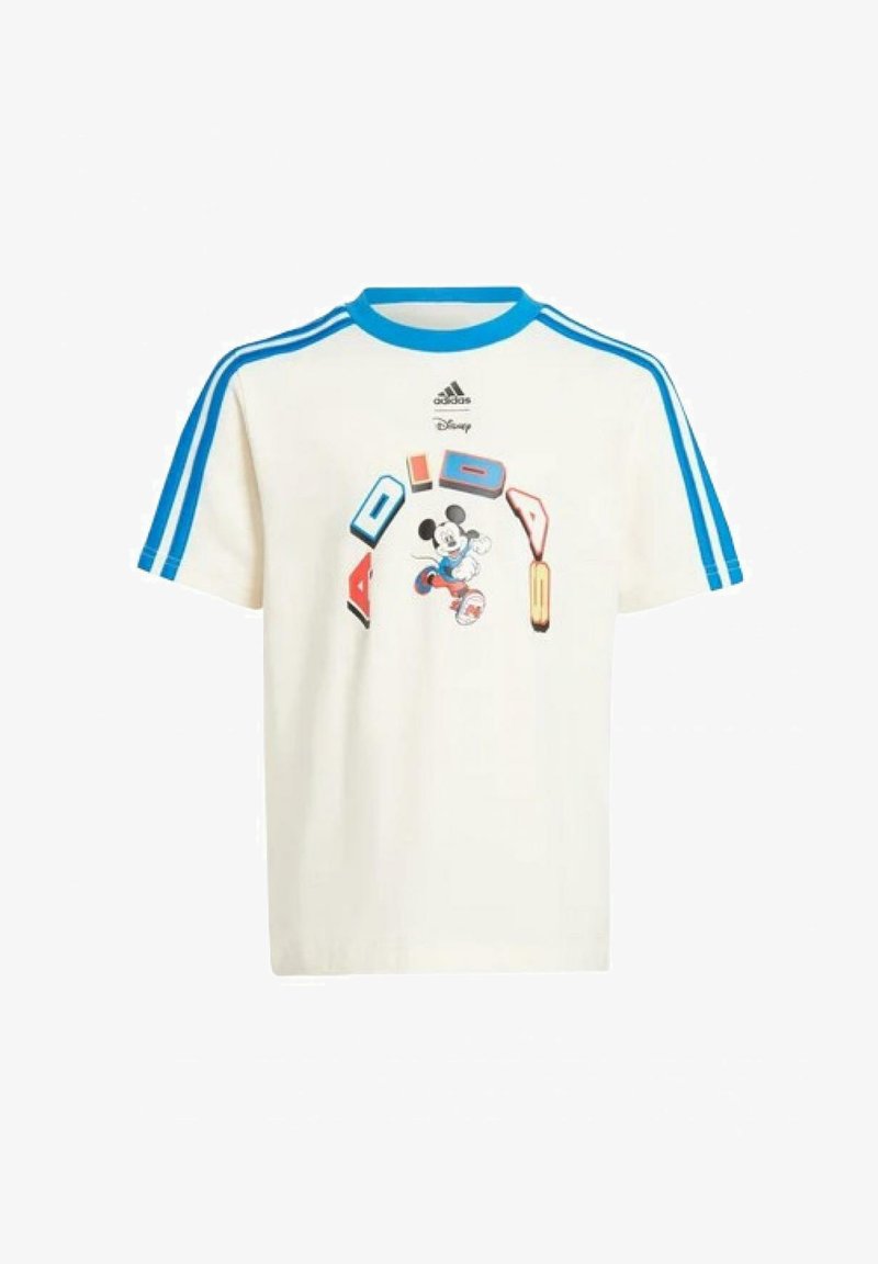 T-shirt in cotone crema con maniche a strisce blu Adidas, caratterizzata da una grafica colorata di Topolino e lettere in grassetto di varie forme.