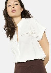 LolaLiza EMBROIDERED  - Užsagstoma palaidinė - optical white