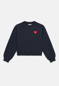 Marineblå langermet cropped sweatshirt med ribbestrikkede mansjetter og kant, med en liten rød hjerte-applikasjon med teksten "THE VIP CLUB" på brystet.