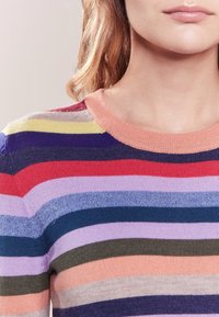 Gestreifter Strickpullover in mehreren Farben, darunter Rot, Blau und Lila. Mit einem runden Korallen-Ausschnitt und strukturiertem Stoff.