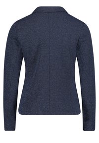 Blazer entallado de color azul oscuro con una tela texturizada, diseño de un solo botón, cuello con muescas y mangas largas. La vista trasera resalta las líneas limpias.