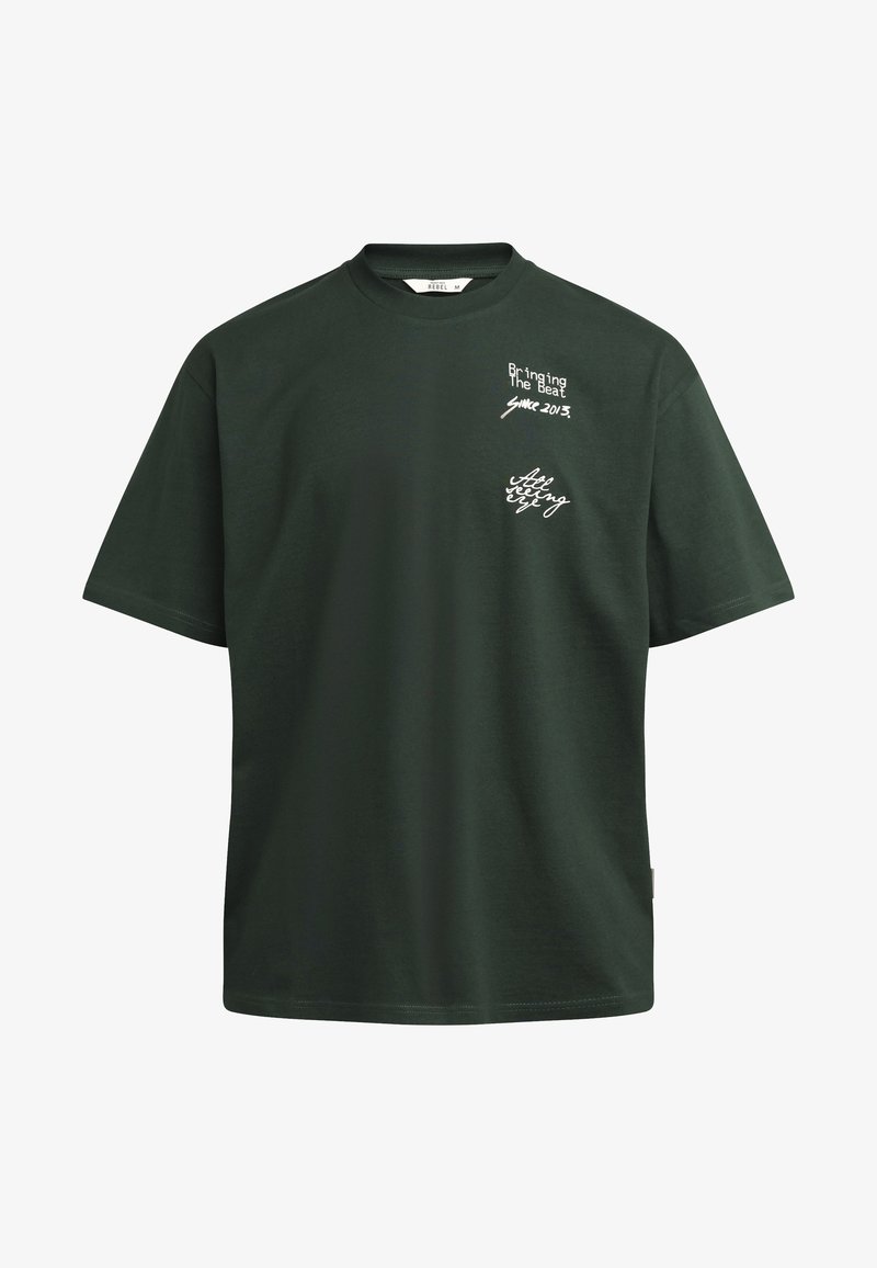 Σκούρο πράσινο βαμβακερό t-shirt με κοντά μανίκια, στρογγυλή λαιμόκοψη και λευκά τυπωμένα γράφημα που περιλαμβάνει "Bringing The Beat Since 2013."