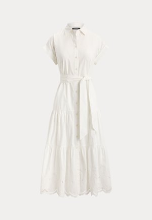 Weißes Baumwoll-Midikleid mit kurzen Ärmeln, Kragen, Stoffgürtel, Stufenrock und geschwungenem, besticktem Saum.