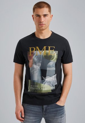 Sort bomulds t-shirt med grafisk print, der viser geometriske former og tekst. Korte ærmer og rund halsudskæring. Casual pasform.