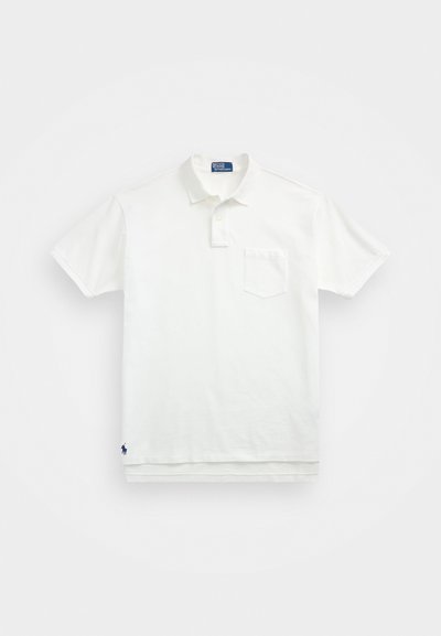 Λευκή πόλο μπλούζα από βαμβάκι, με κλασικό γιακά, τριπλή κουμπιέρα και τσέπη στο αριστερό στήθος; μικρό λογότυπο στο μανίκι.