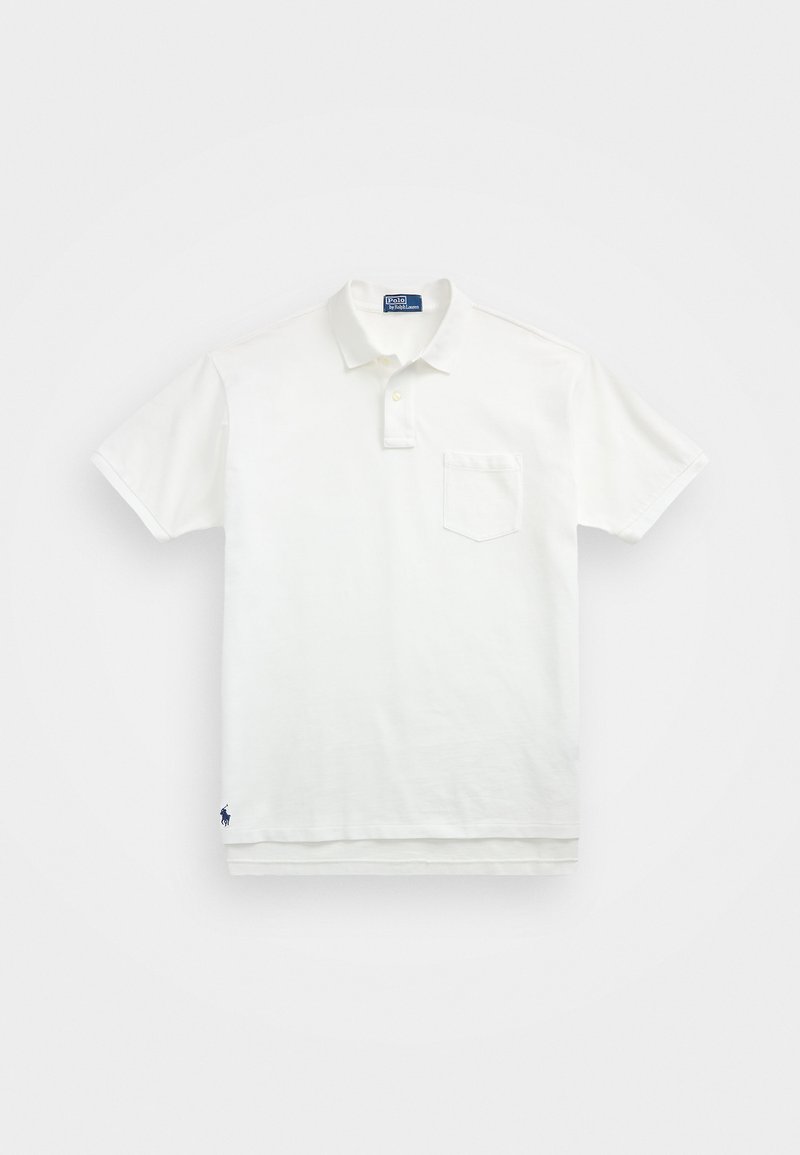 Hvit polo skjorte laget av bomull, med klassisk krage, tre-knapps ståkrage og lomme på venstre bryst; liten logo ved kanten.