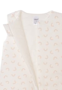 Ärmelloser Baby-Schlafsack in Creme mit pastellfarbenem Regenbogenmuster. Weicher Stoff, seitlicher Reißverschluss und Etikett am Hals. Größe 86.