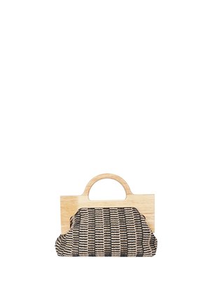 Borsa rettangolare con struttura in legno chiaro e manici arrotondati, con corpo in tessuto intrecciato nero e beige con motivo a griglia.