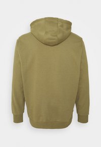 Sudadera color verde oliva hecha de tela suave, con capucha ajustable, puños acanalados y un corte relajado. Sin detalles visibles en la parte frontal.