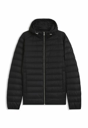 Giubbotto piumino nero con cappuccio, caratterizzato da pannelli trapuntati, una zip frontale e tasche laterali. Include un piccolo logo sulla manica sinistra.