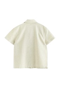Beige short-sleeve linen shirt with collar, shown from the back, plain design and relaxed fit.