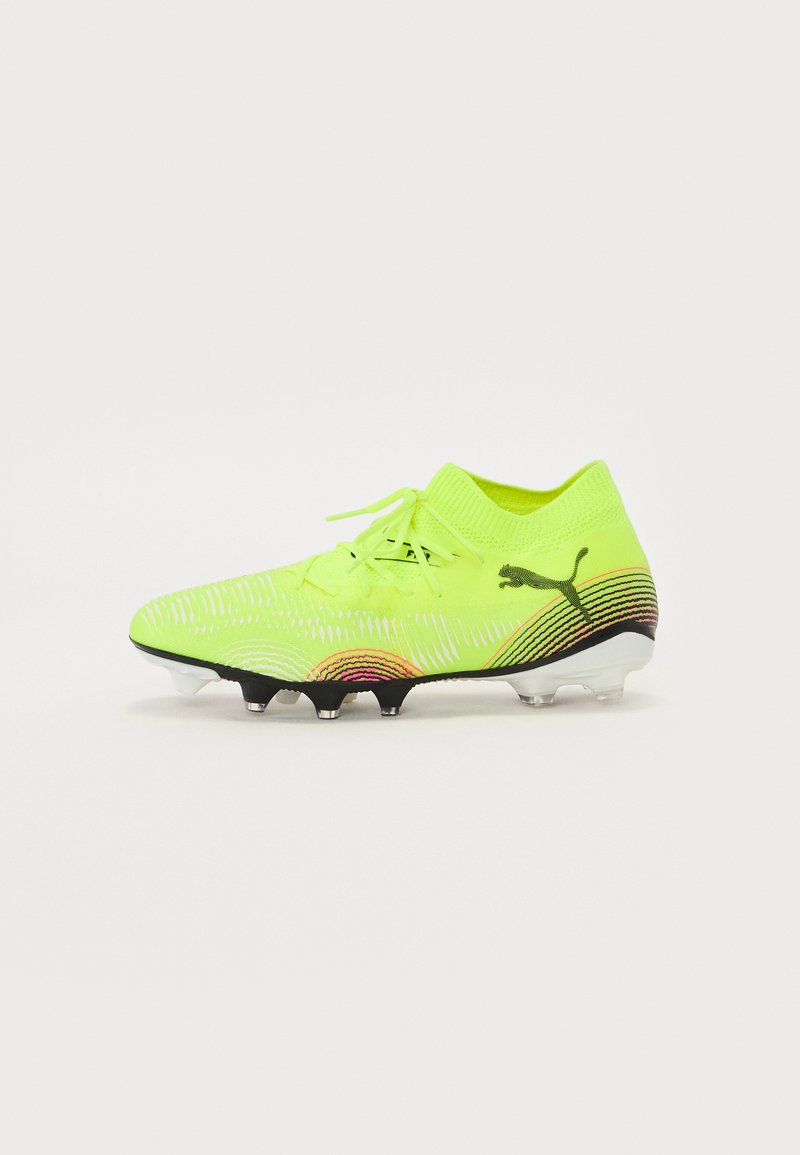 Neon gele voetbalschoen met een gestructureerd oppervlak, verhoogde accentlijnen in zwart en rood, en een kousachtige kraag. Heeft zes noppen aan de onderkant.
