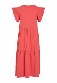 Robe corail longueur genou, confectionnée en tissu doux, avec des manches courtes volantées, un col rond et une jupe à étages.