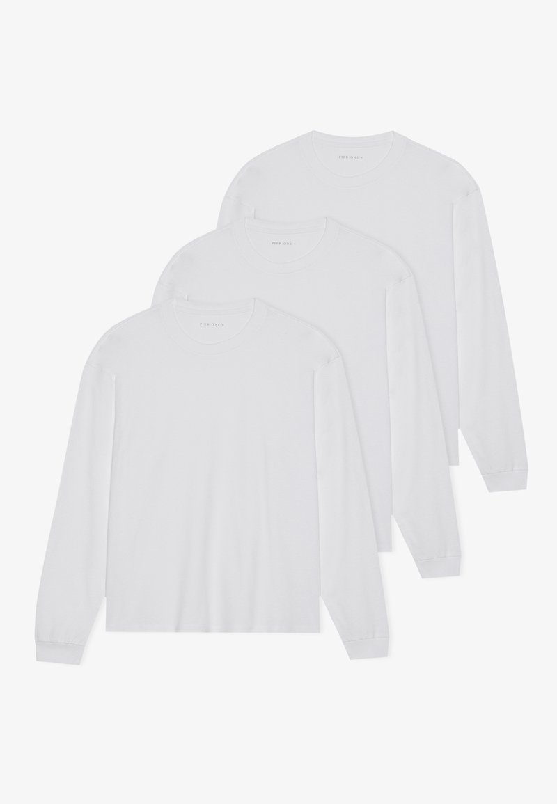 Tres camisetas de manga larga blancas hechas de una tela ligera. Presentan un escote redondo y mangas largas ajustadas con puños rematados.