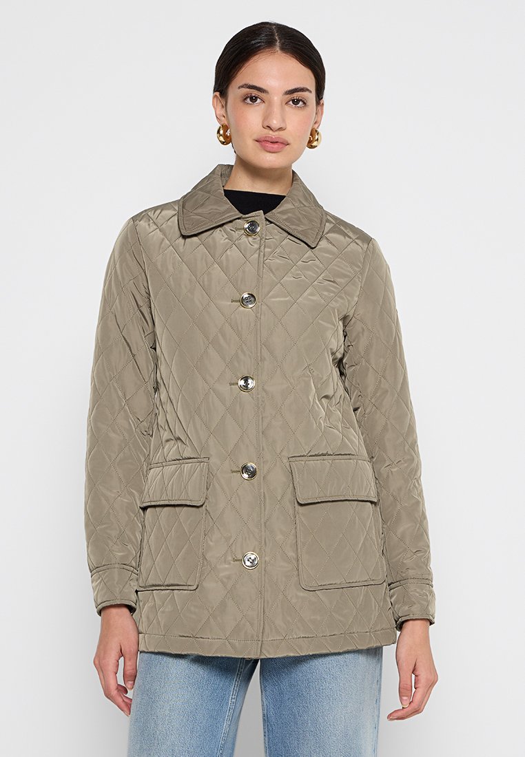 Gefütterte olivgrüne Jacke mit großem Kragen, fünf Knöpfen auf der Vorderseite, zwei aufgesetzten Taschen und einer glatten, glänzenden Textur. Perfekt zum Schichten.