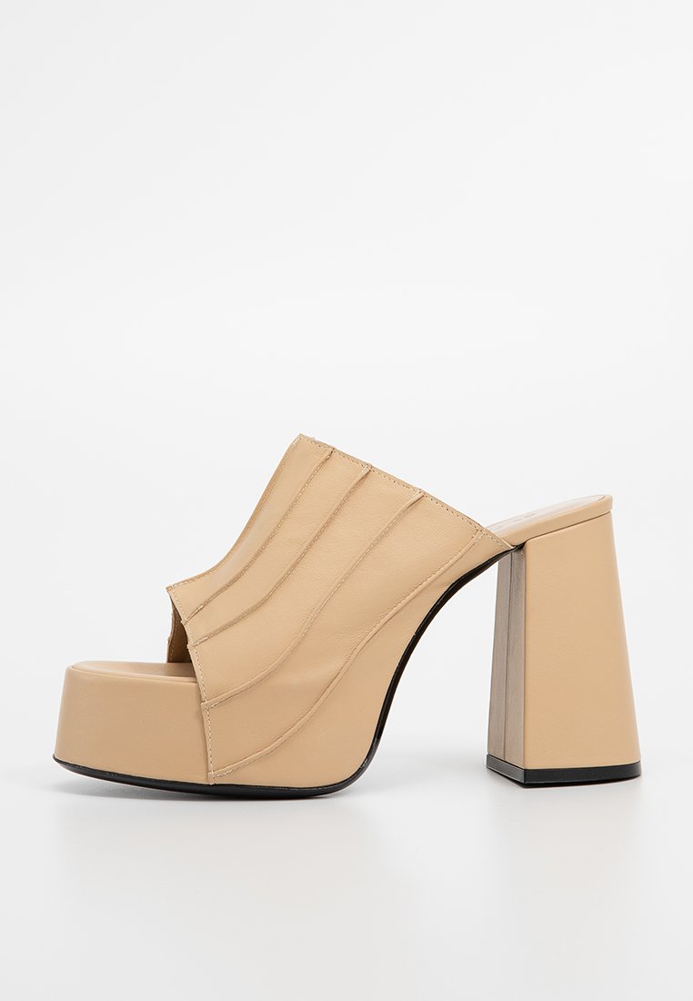 BY FAR Muiltjes met hak beige BY FAR Muiltjes met hak beige