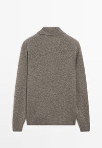 Szary długi sweter na drutach z kołnierzem, prążkowanym dołem i bezszwowymi ramionami, charakteryzujący się miękką fakturą i czystym, prostym wzornictwem.