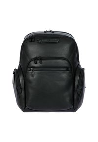 Schwarzer Leder-Rucksack mit mehreren Reißverschlusstaschen, glatter Oberfläche, Porsche Design-Logo oben und Seitentaschen für zusätzlichen Stauraum.