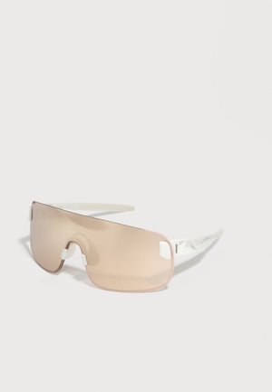 Lunettes de soleil enveloppantes avec une seule lentille incurvée teintée rose et des branches blanches, conçues pour le sport ou les activités de plein air.