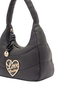 Bolso de mano negro acolchado con un logo dorado en forma de corazón "Love Moschino", un asa texturizada y un cierre de cremallera con un charm de marca.
