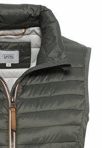 Groene gewatteerde vest met hoge kraag, voorzien van een bicolor ontwerp, ritssluiting en leren accent op de ritstrekker.