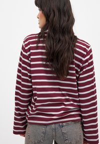 NA-KD BUTTON - Pitkähihainen paita - burgundy stripe