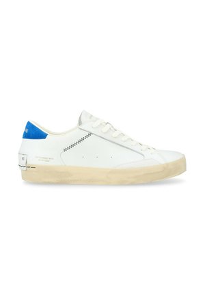 Sneaker bianca con un accento blu sul tallone, lacci piatti, suola in gomma e dettaglio di cucitura argentata sul lato. Texture in pelle liscia.