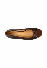 Ballerina in pelle marrone con punta arrotondata e una cap toe in suede marrone a contrasto, caratterizzata da un piccolo fiocco e dettagli in argento sulla parte anteriore.