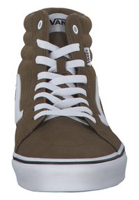 Zapatillas altas de ante marrón con cordones blancos, logotipo blanco en el costado y suela de goma en contraste con una franja negra.