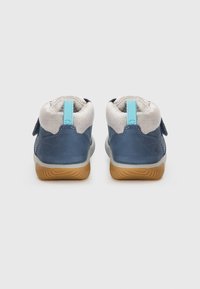 Navyblaue Ankle Boots mit grauem Wildleder-Obermaterial, hellgrauem Futter und Gummisohle. Aquablau Akzente an der Ferse und im Riemendetail.