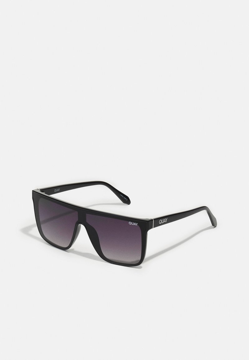 Óculos de sol retangulares pretos com lentes em degradê de cinza escuro a transparente. Apresenta uma armação de plástico espessa e uma marcação discreta nas hastes.