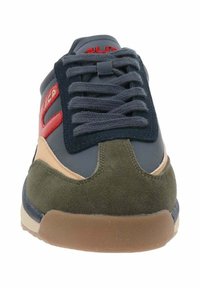 Zapatilla deportiva azul y beige que presenta materiales de ante y sintéticos, punta redonda, cordones grises y acentos de marca roja en el lateral.