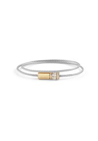 Armband aus Silberdraht mit einem goldenen Verschluss, der mit „GUESS“ graviert ist, sowie dekorativen Verzierungen, einschließlich funkelneder klarer Steine.