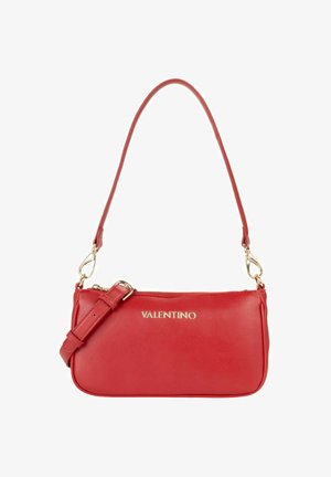 Sac à main en cuir rouge de forme rectangulaire fine, avec des ferrures dorées et une bandoulière ajustable. Il possède une fermeture zippée et un logo en relief.