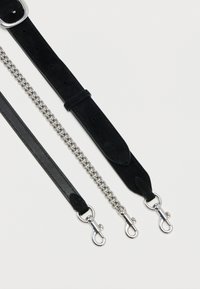 Τρεις λουρίδες: μία από μαύρο σουέτ, μία από μαύρο ύφασμα και μία ασημένια αλυσίδα. Κάθε μία έχει μεταλλικό κλιπ για στερέωση. Απλός σχεδιασμός, όλα σε μαύρο.