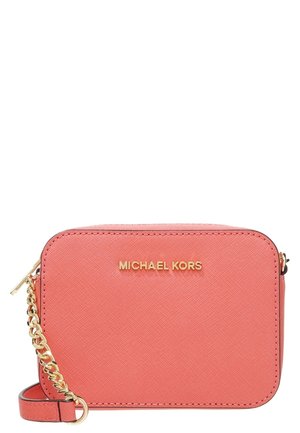Sac bandoulière corail rose Michael Kors en cuir texturé, logo doré et détail chaîne sur une sangle détachable.