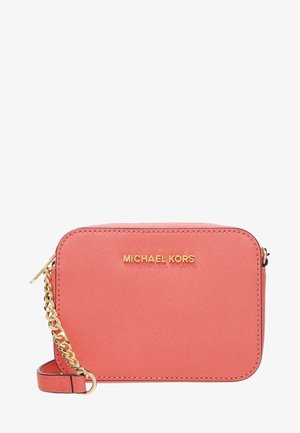 Różowa torebka na ramię Michael Kors z fakturowanej skóry, ze złotym logo i łańcuszkowym detalem na odpinanym pasku.