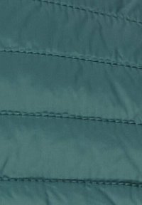 Türaqua Pufferstoff mit glatter Textur, ausgestattet mit horizontalen Steppnähten und sichtbaren Nählinien. Leichtes und wasserabweisendes Material.