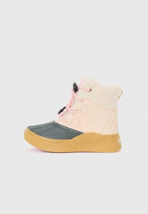 Wasserdichte Stiefel mit einem Obermaterial in Pink und Creme, schwarzen Akzenten und einer strukturierten Gummisohle. Verfügt über ein Fleece-Futter und verstellbare Schnürsenkel.