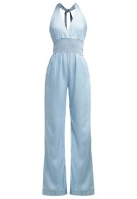 Combinaison bleu clair avec un col halter, une taille smockée et un design à jambes larges. Fabriquée dans un tissu doux avec une texture lisse.