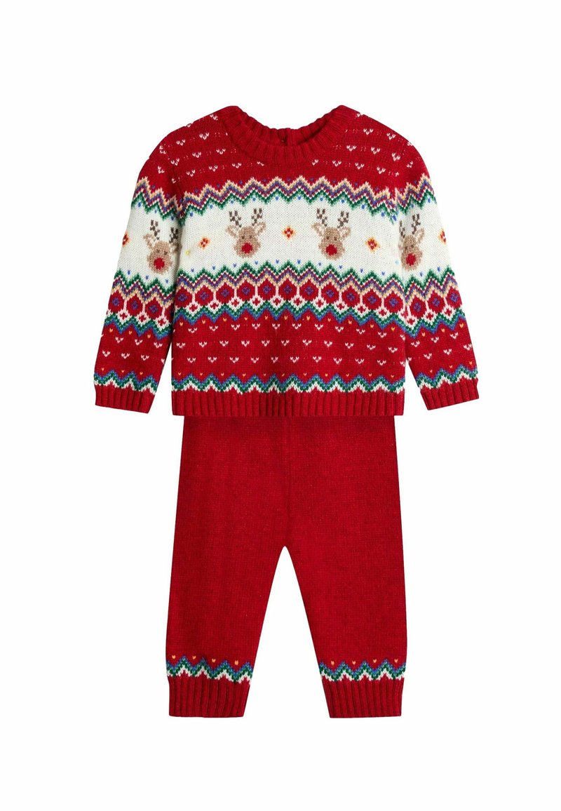 Rød strikket børnesweater og matchende bukser. Sweateren har rensdyr og geometriske mønstre; ribband på manchetter og talje.