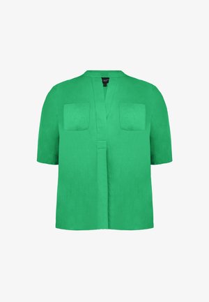 Chemise à manches courtes en tissu léger de couleur verte avec un col en V, dotée de deux poches sur la poitrine et d'une coupe décontractée. Texture lisse, couleur unie.