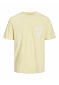 Lys gul bomulds t-shirt med korte ærmer og en brystlomme med et hvidt abstrakt mønster. Rund halsudskæring, afslappet pasform.