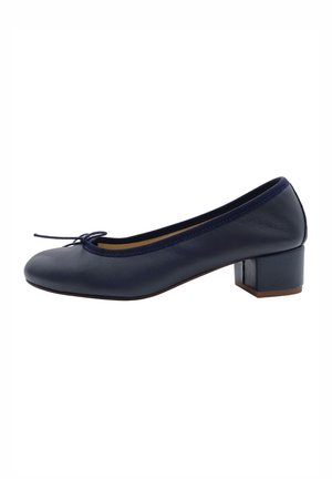 Ballerines en cuir marine avec un bout arrondi, un petit talon carré et un nœud décoratif à l'avant. Texture lisse et design simple.