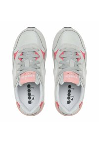 Scarpe da ginnastica grigie con dettagli rosa, materiali in rete e scamosciato, punta rotonda, lacci piatti, linguetta imbottita e un logo sulla soletta.
